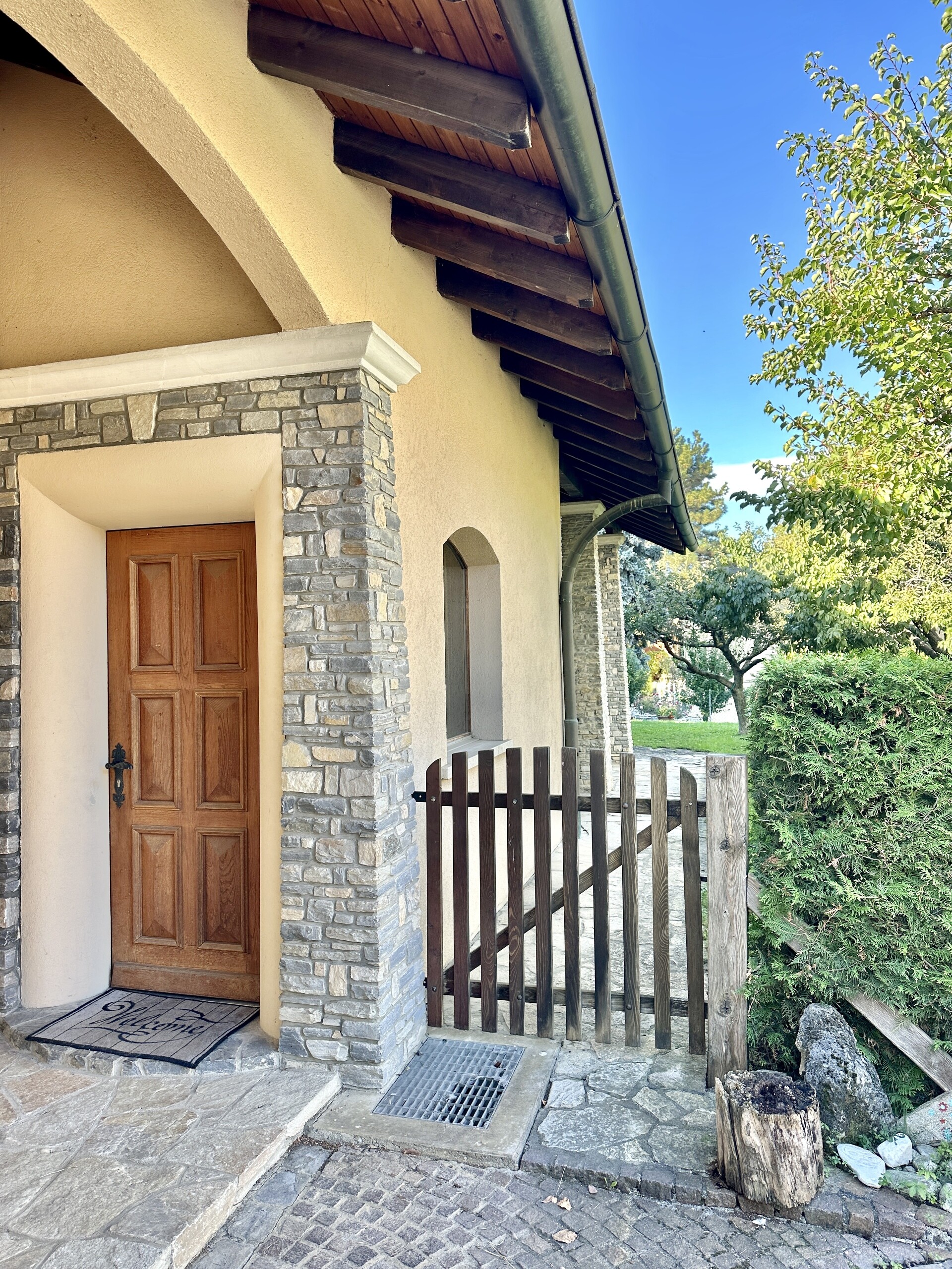 Eingangsbereich eines Hauses mit Natursteinverkleidung