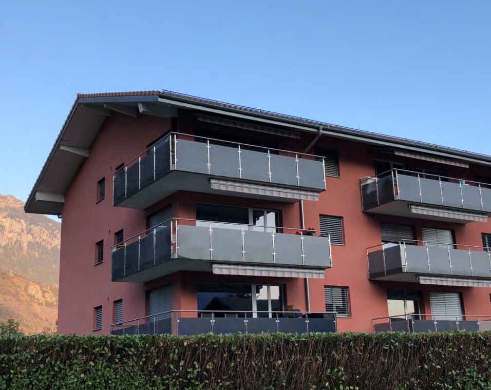 Mehrfamilienhaus mit Balkonen