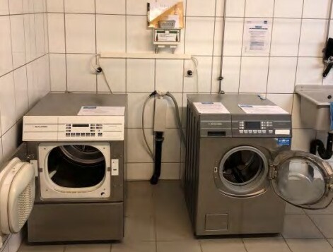 Waschraum mit Waschmaschinen
