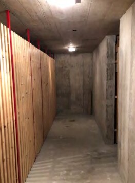 Kellerflur mit Holzverkleidung