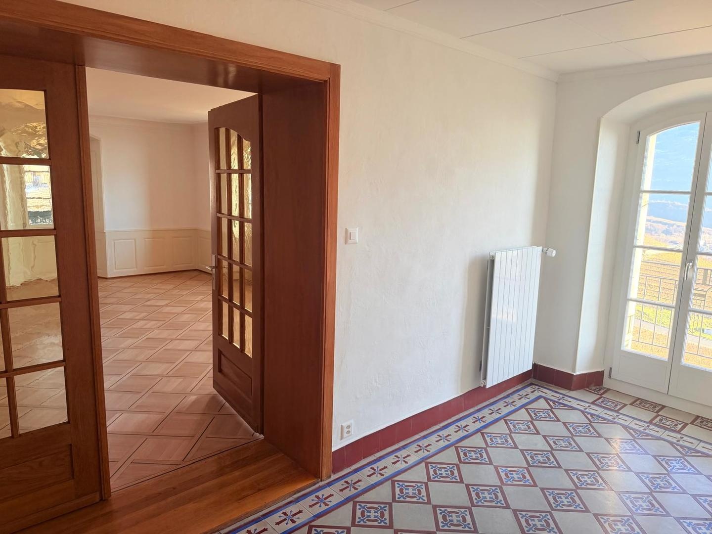 Heller Flur mit Blick in einen angrenzenden Raum