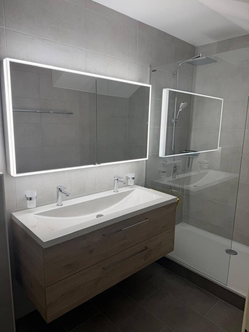 Modernes Badezimmer mit Waschtisch und Dusche