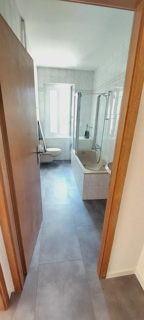 Badezimmer mit Wanne und WC