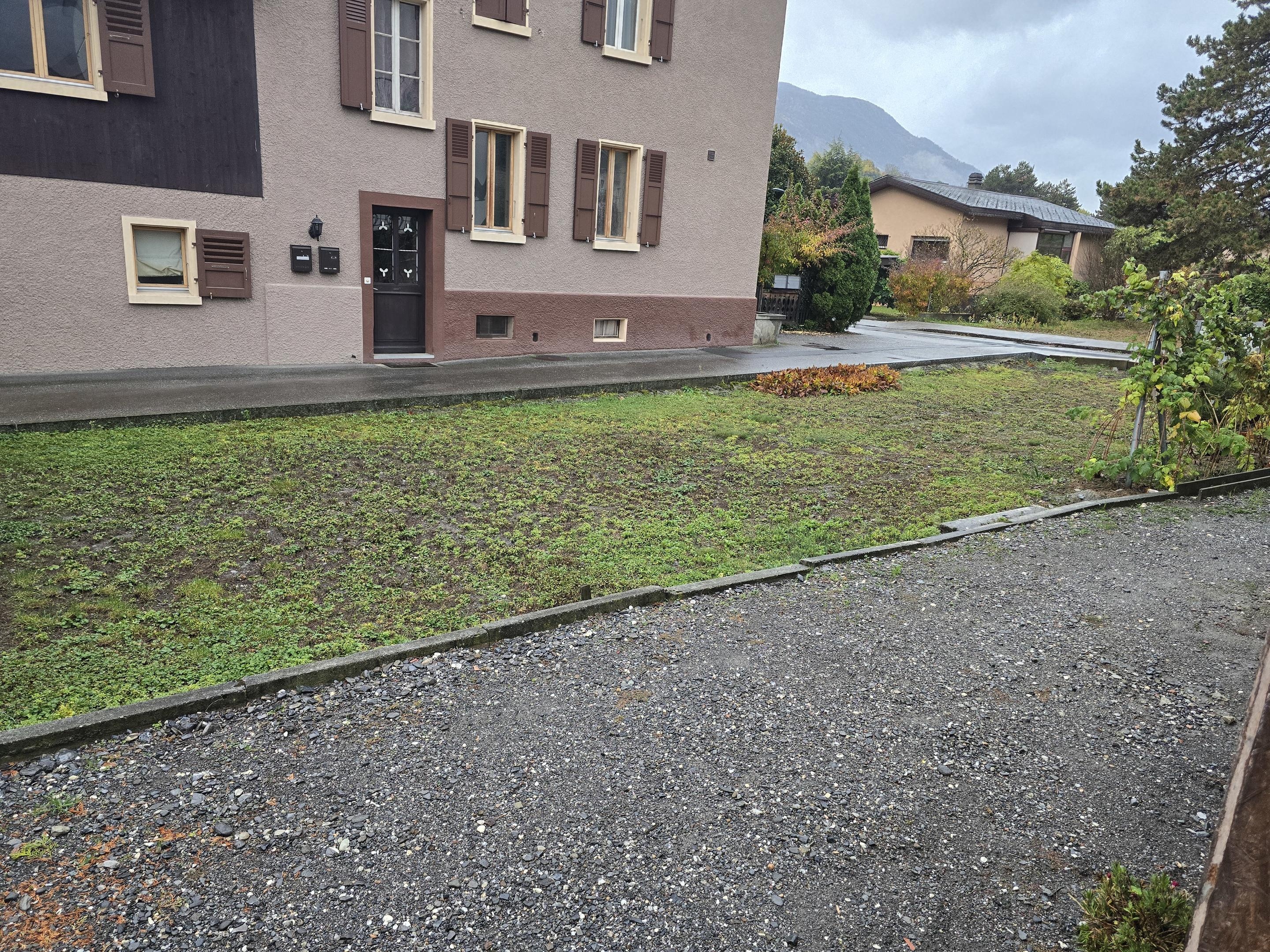 Wohnhaus mit Vorgarten und Bergblick