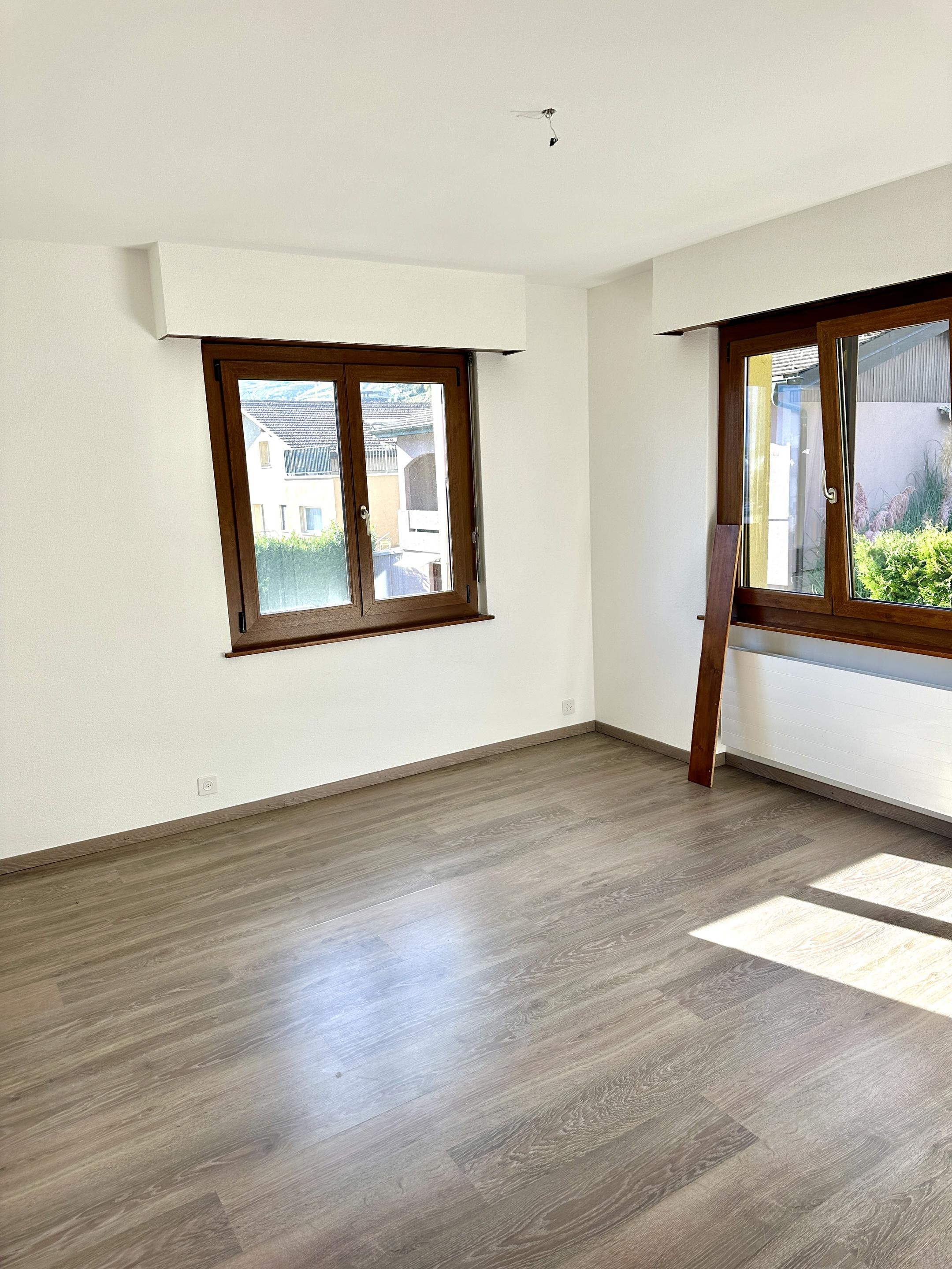 Heller leerer Raum mit Holzfenstern