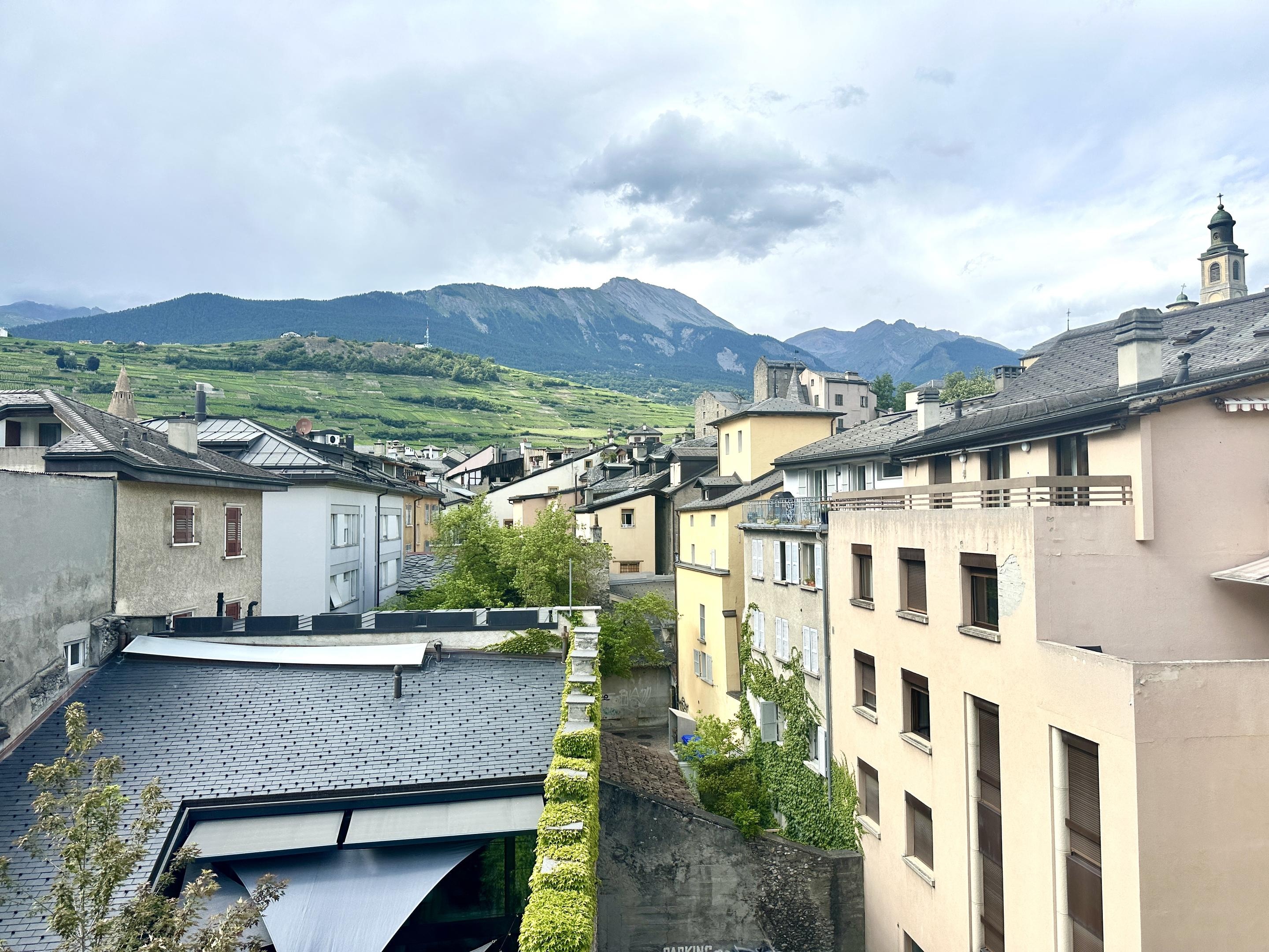 Städtischer Ausblick mit Bergkulisse