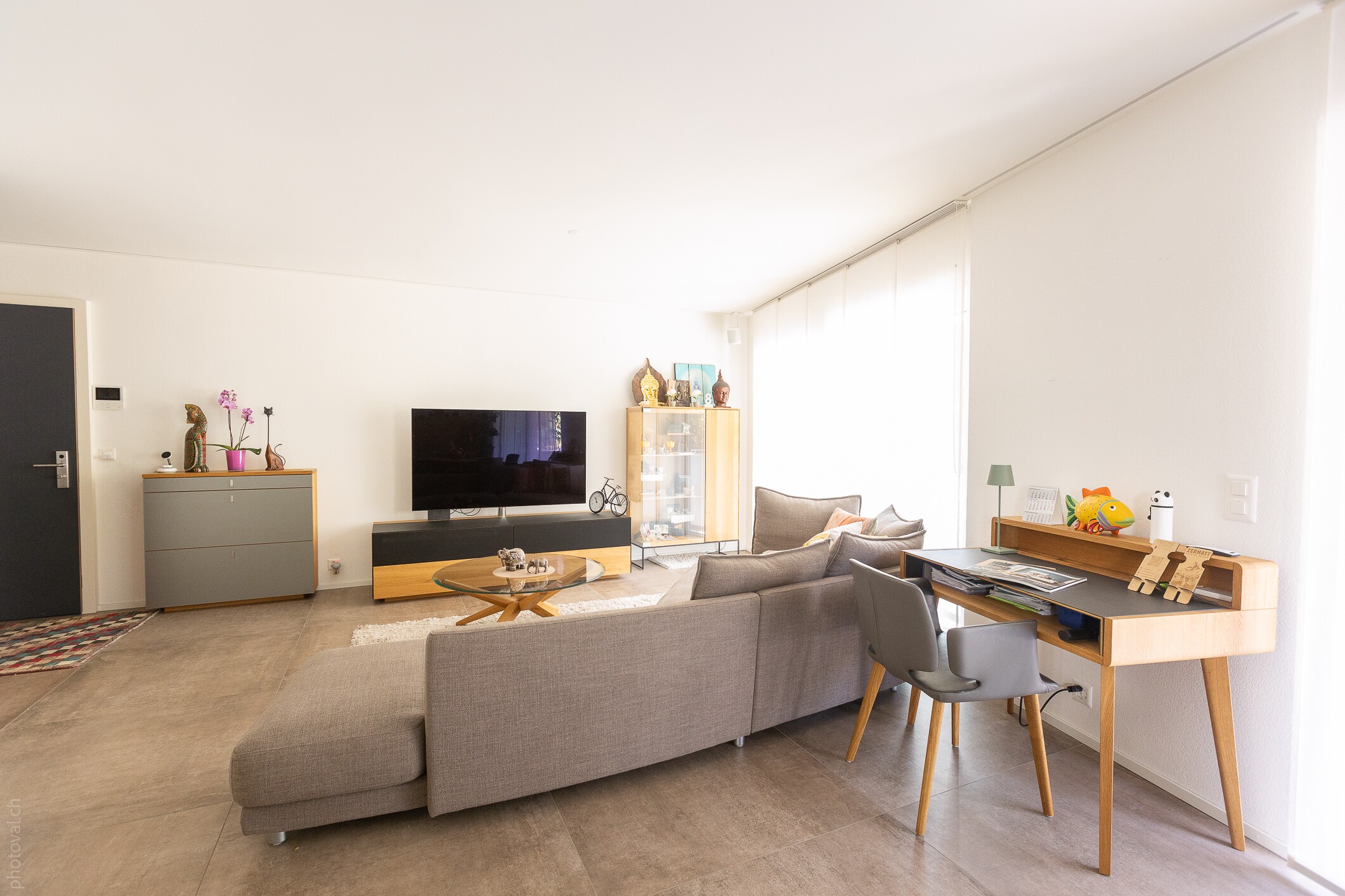 Heller Wohnbereich mit Homeoffice-Ecke