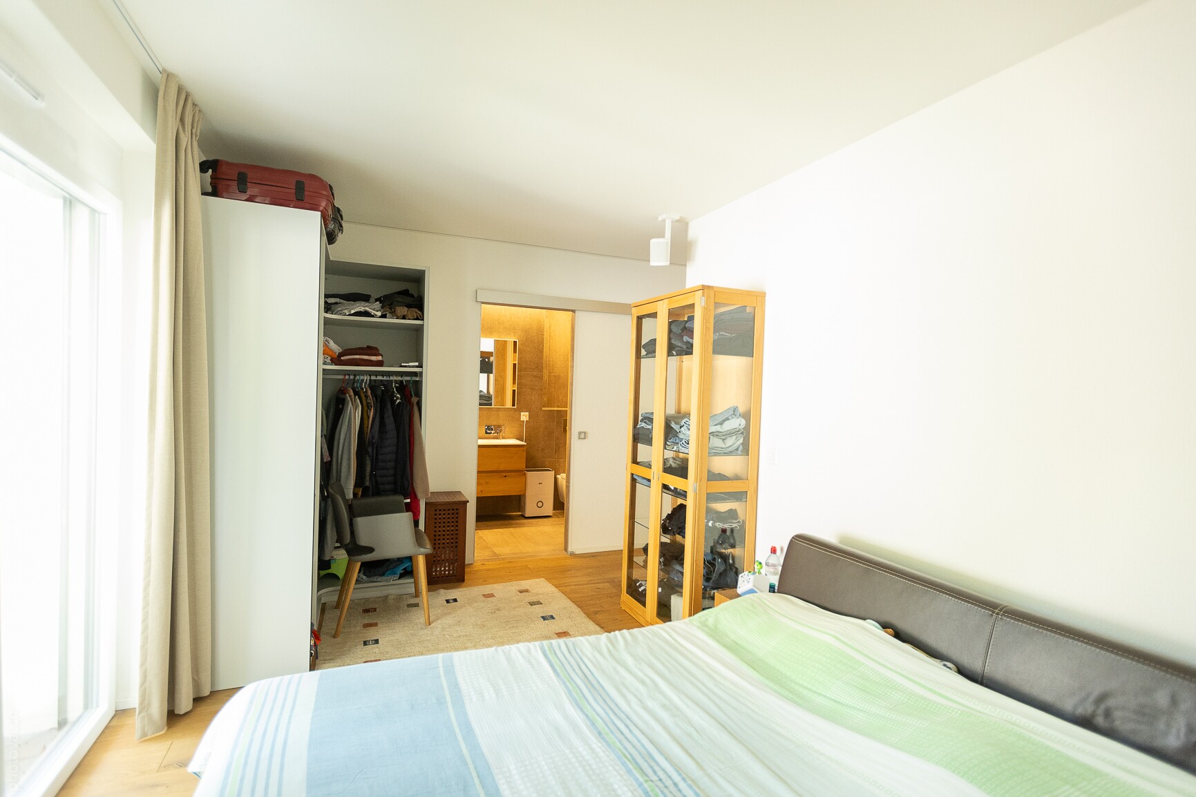 Schlafzimmer mit offener Ankleide