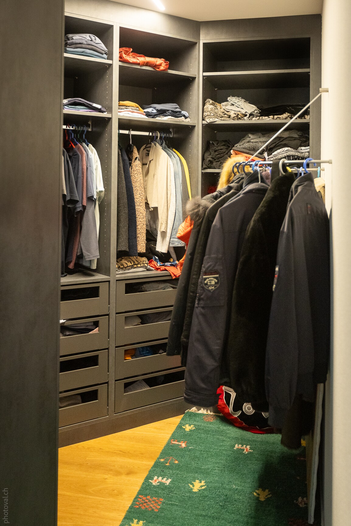 Begehbarer Kleiderschrank mit offener Regalwand