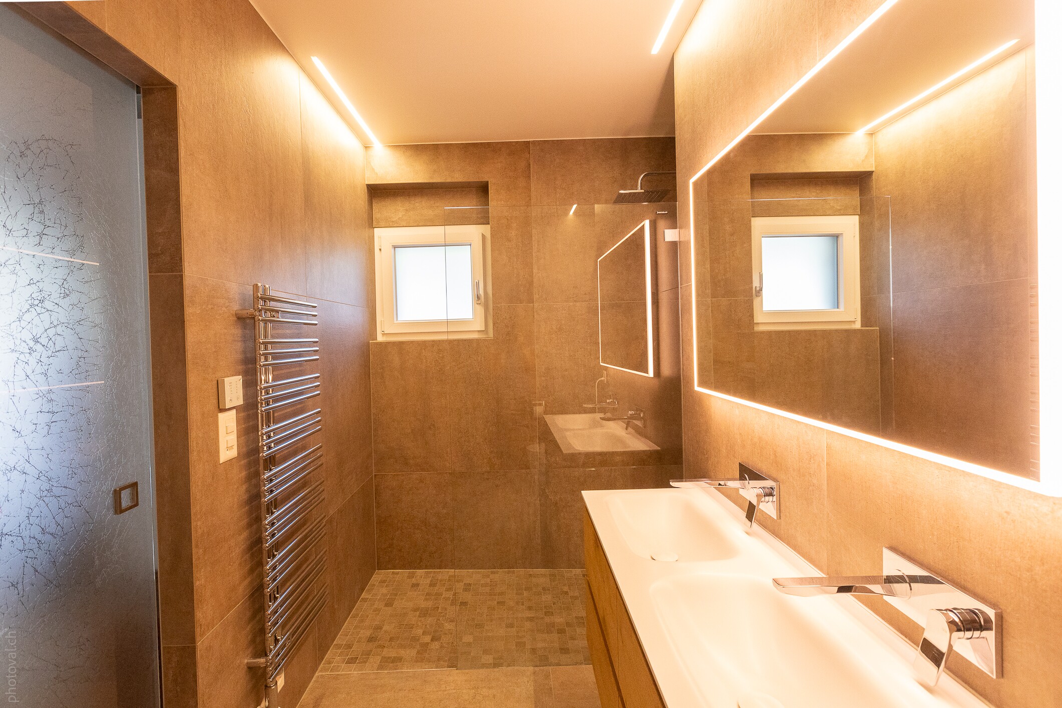 Modernes Badezimmer mit Doppelwaschtisch und Walk-in-Dusche