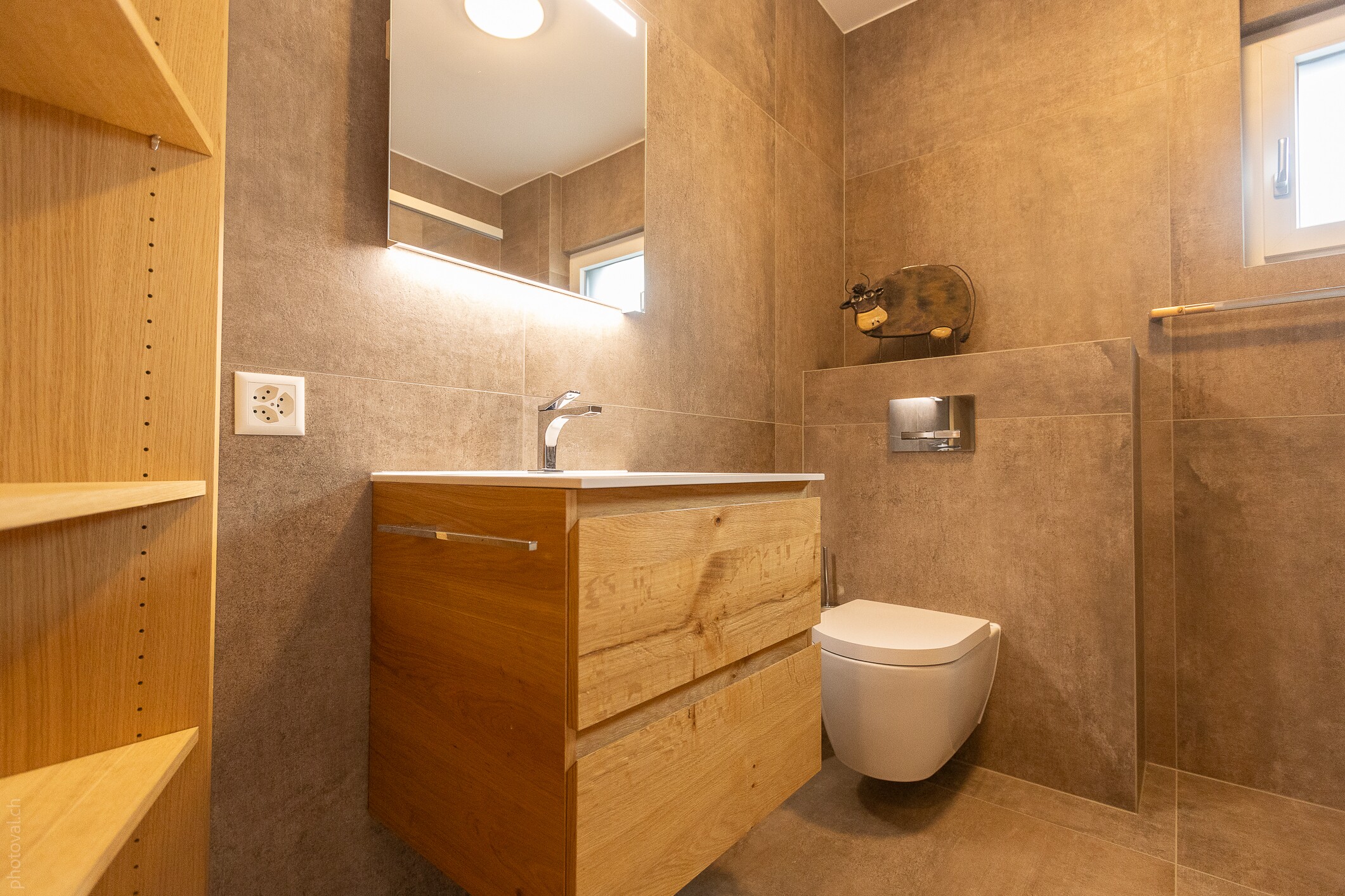 Modernes Gäste-WC mit Holzwaschtisch