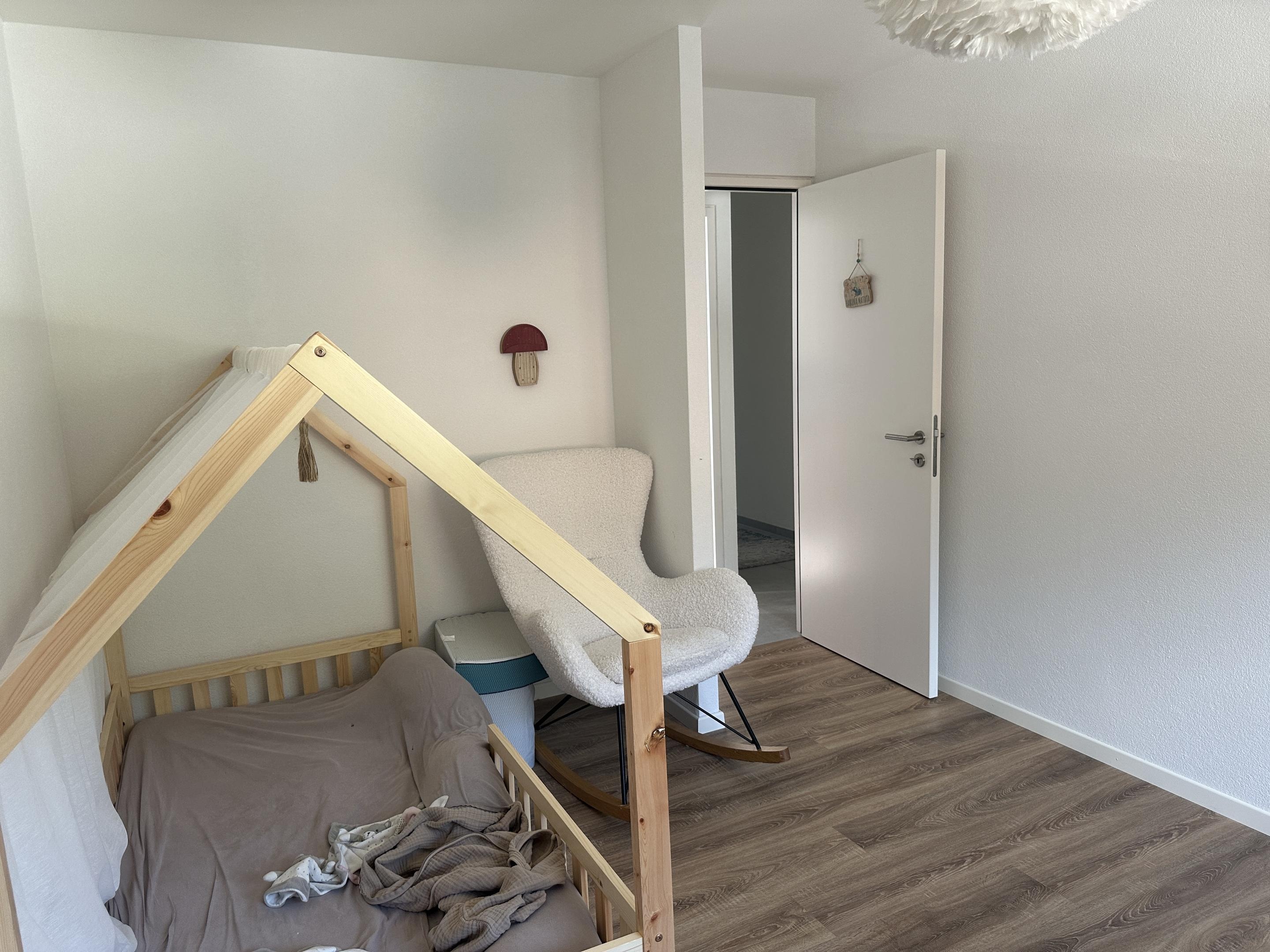 Kleines Kinderzimmer mit Hausbett