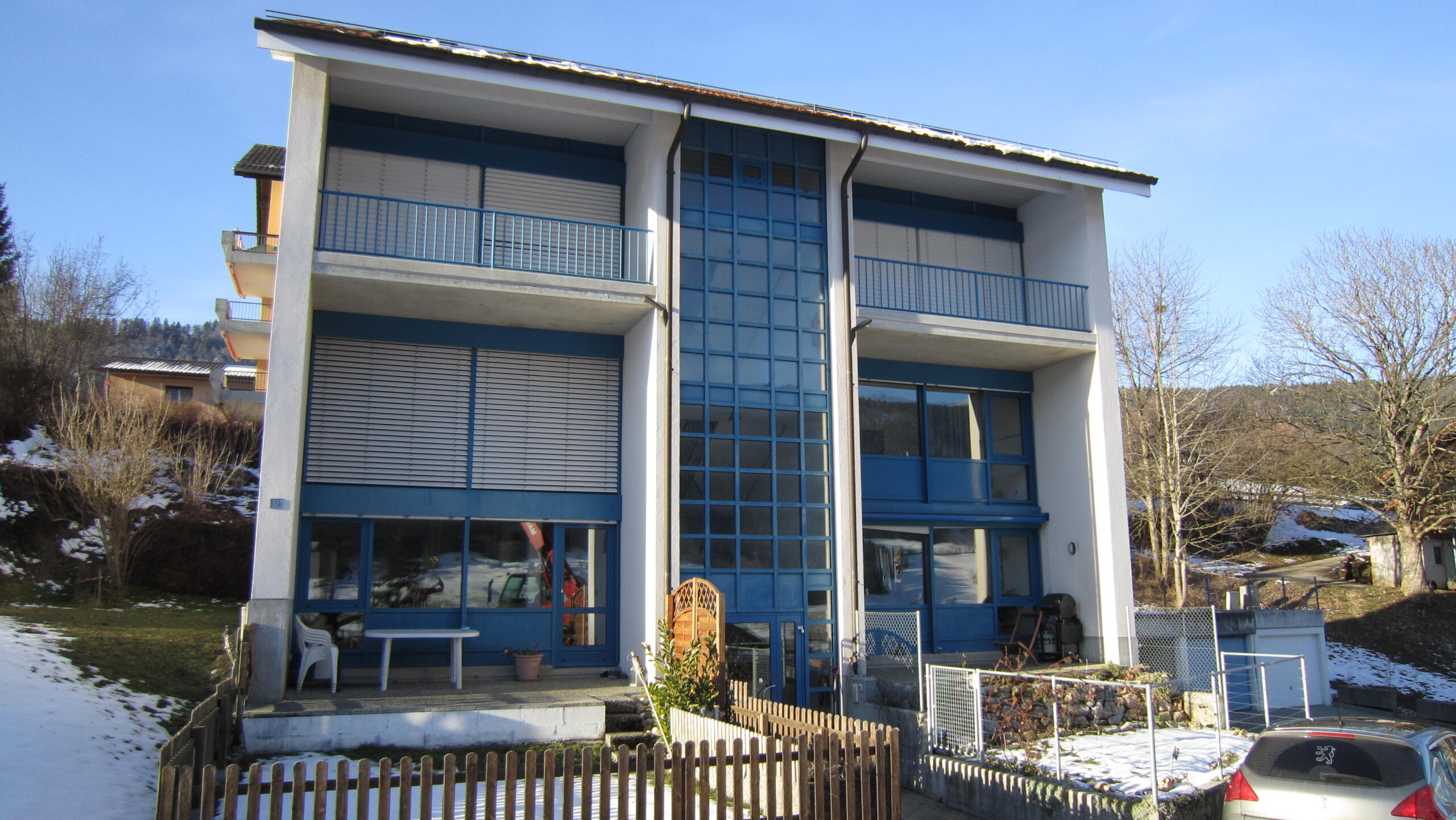 Modernes Mehrfamilienhaus mit Balkonen