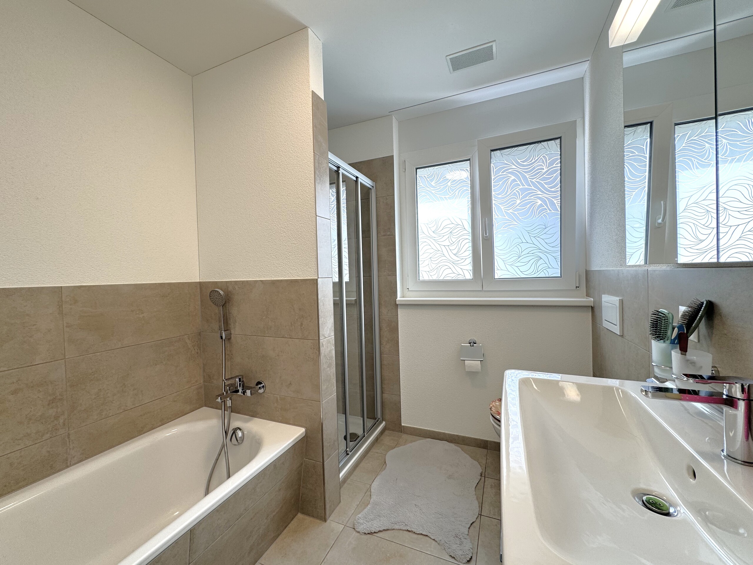 Modernes Badezimmer mit Badewanne und Dusche