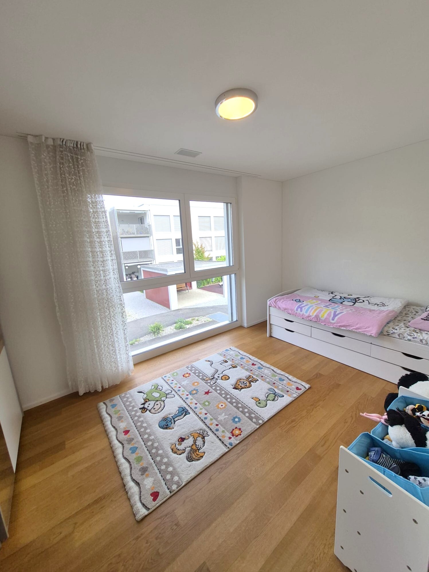 Kinderzimmer mit großem Fenster