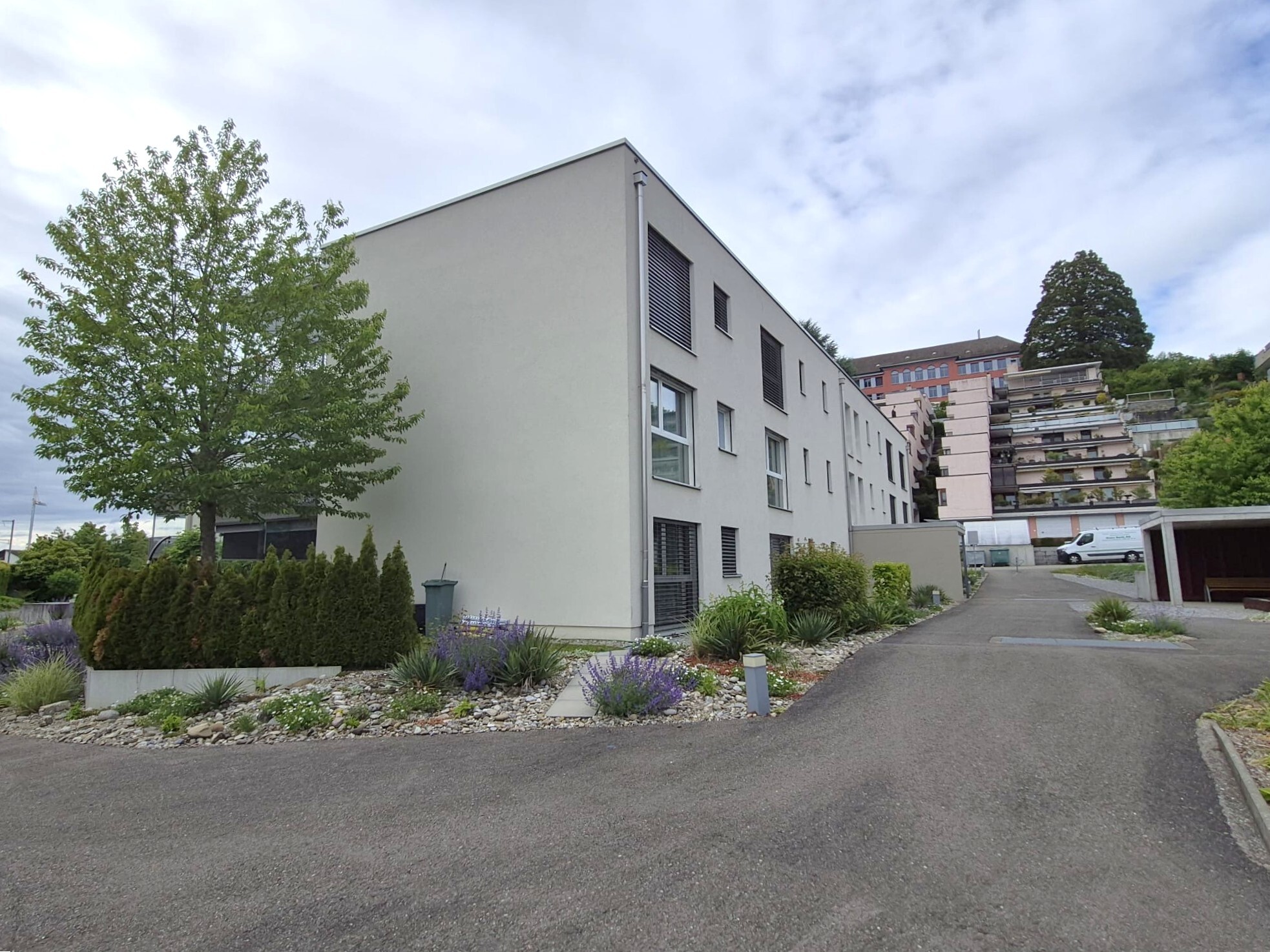 Moderne Wohnanlage mit begrüntem Außenbereich