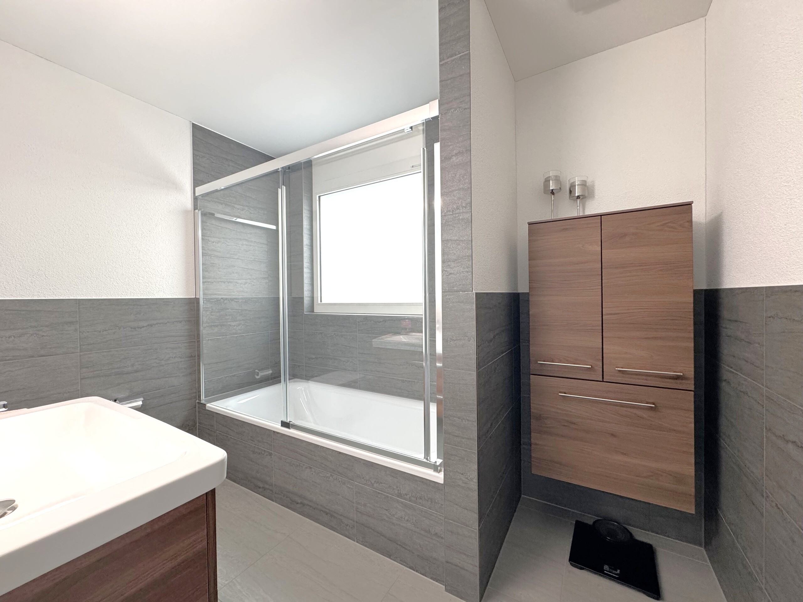 Modernes Badezimmer mit Wanne und Waschtisch