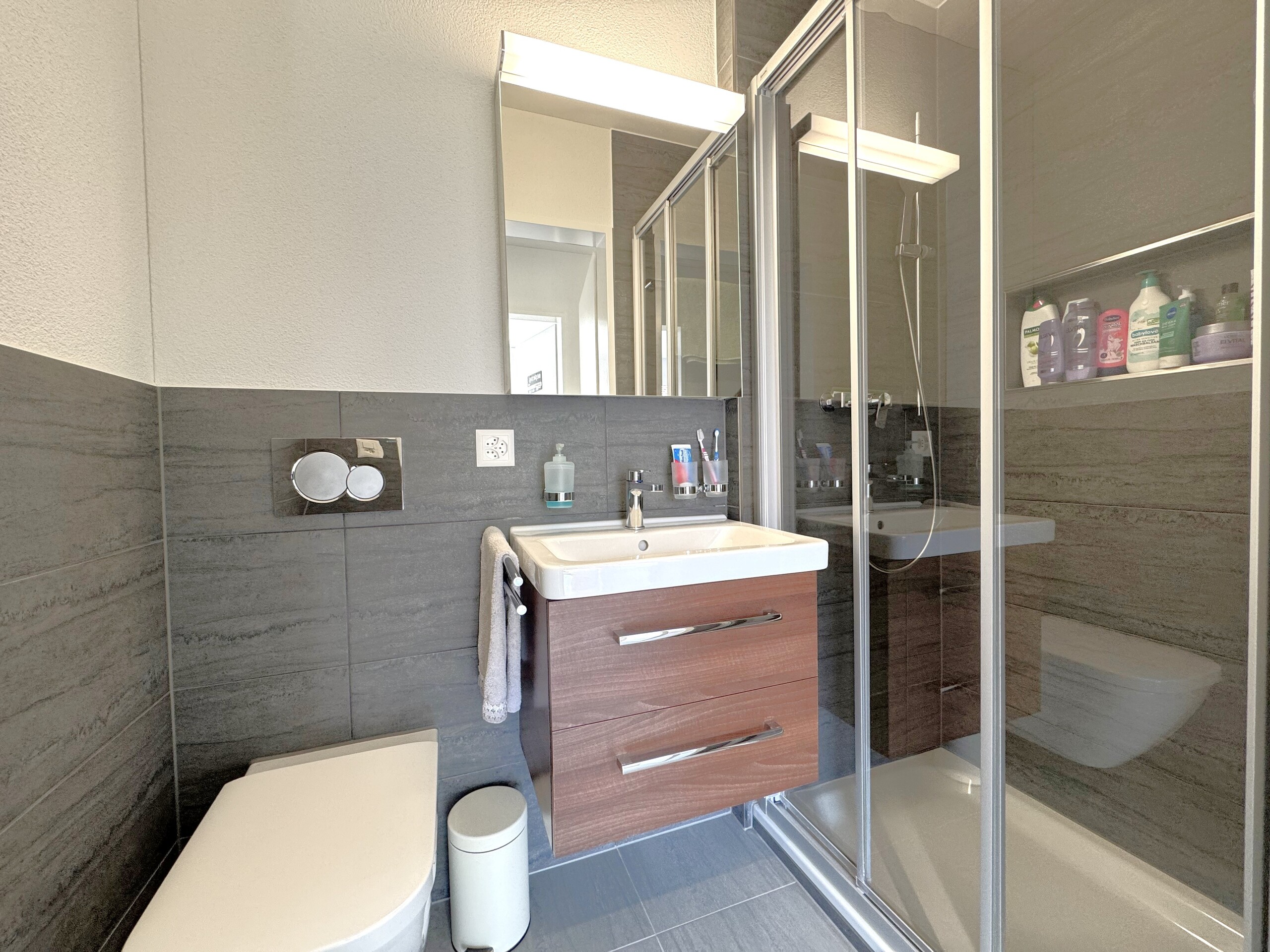 Modernes Badezimmer mit Duschkabine