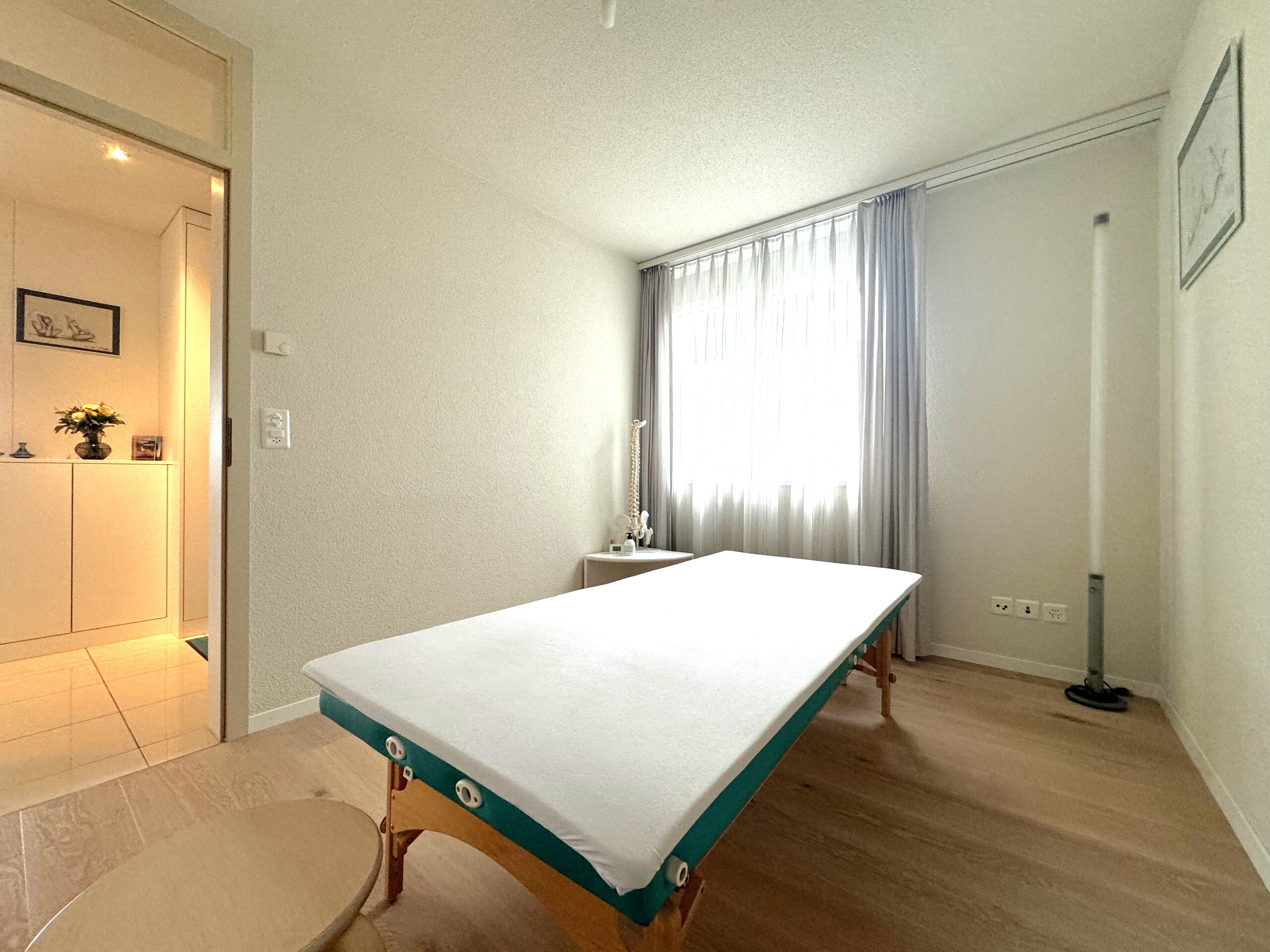 Behandlungsraum mit Liege