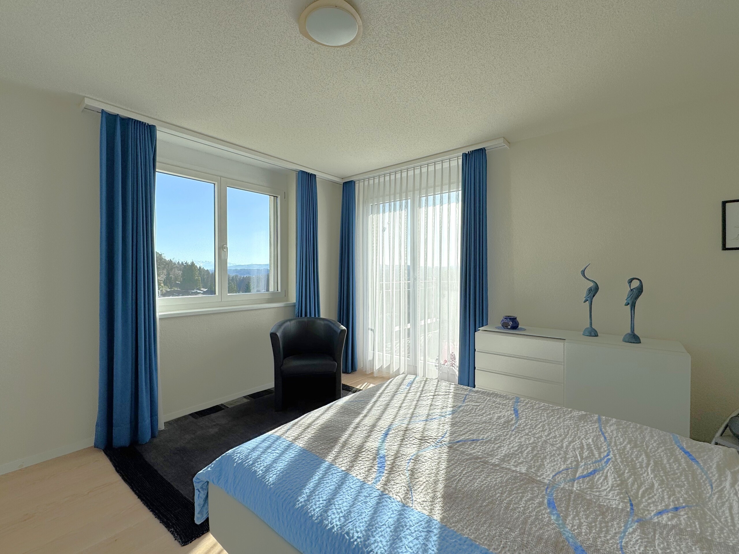Helles Schlafzimmer mit Ausblick