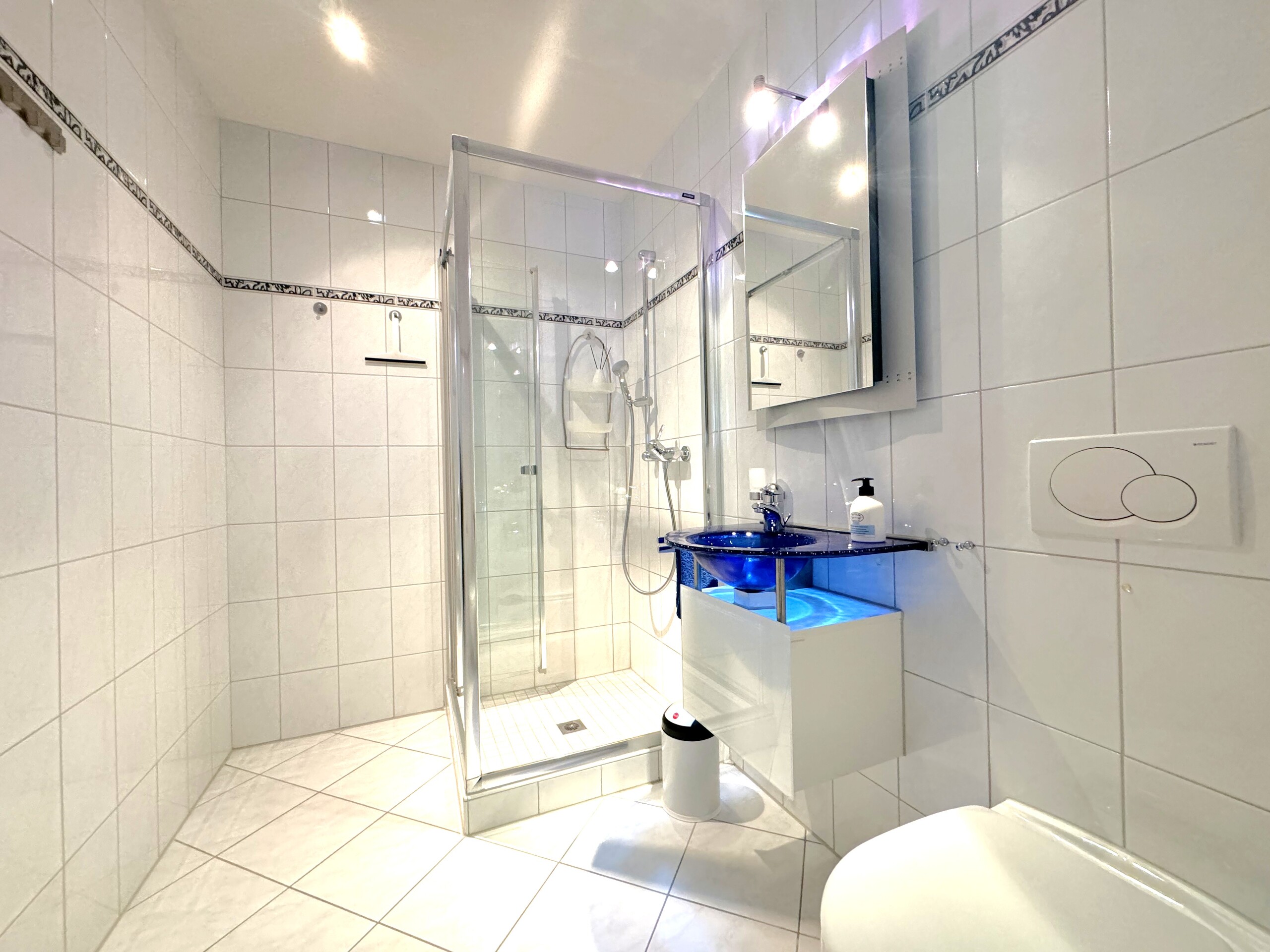 Modernes Badezimmer mit begehbarer Dusche