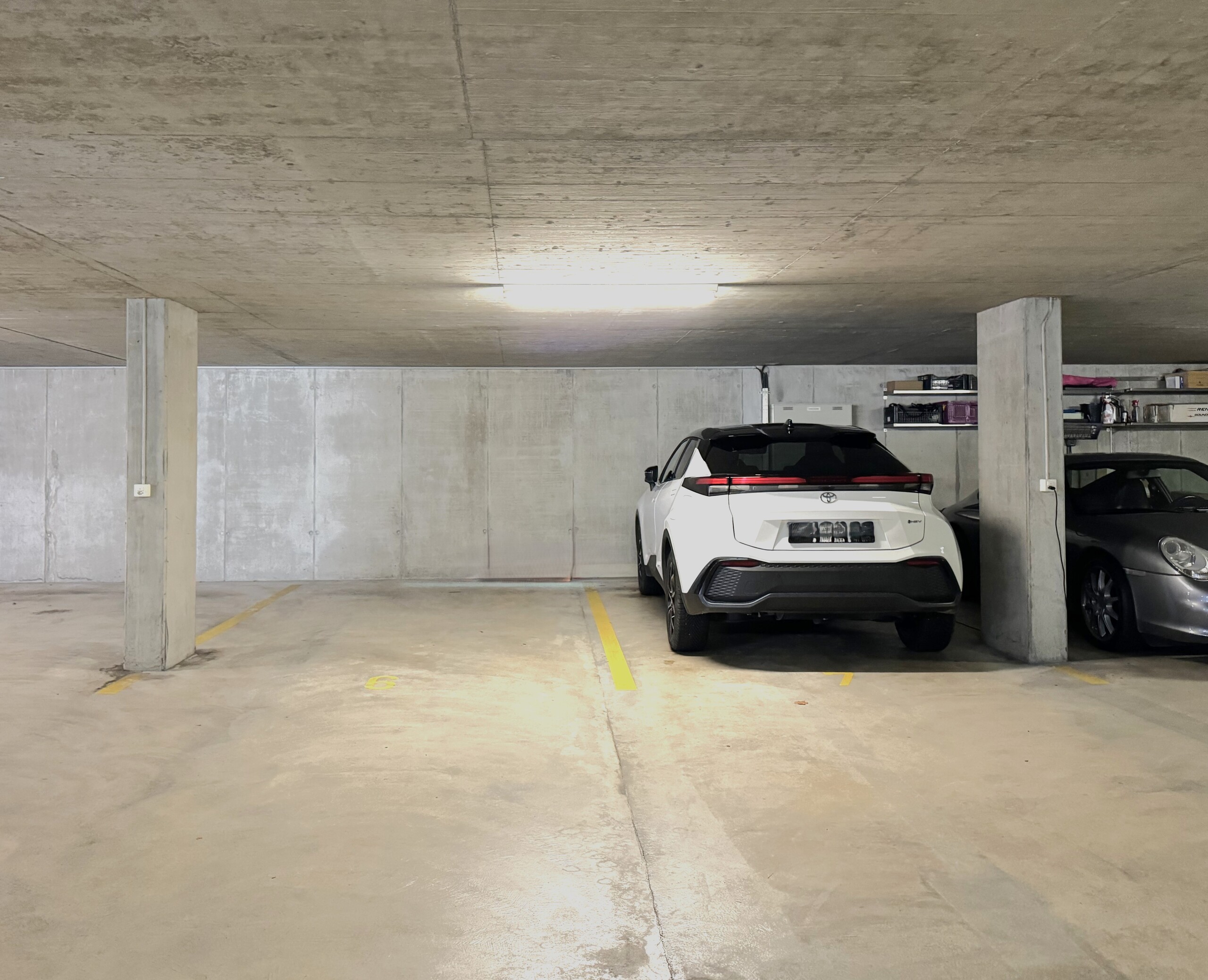 Tiefgarage mit zwei geparkten Autos
