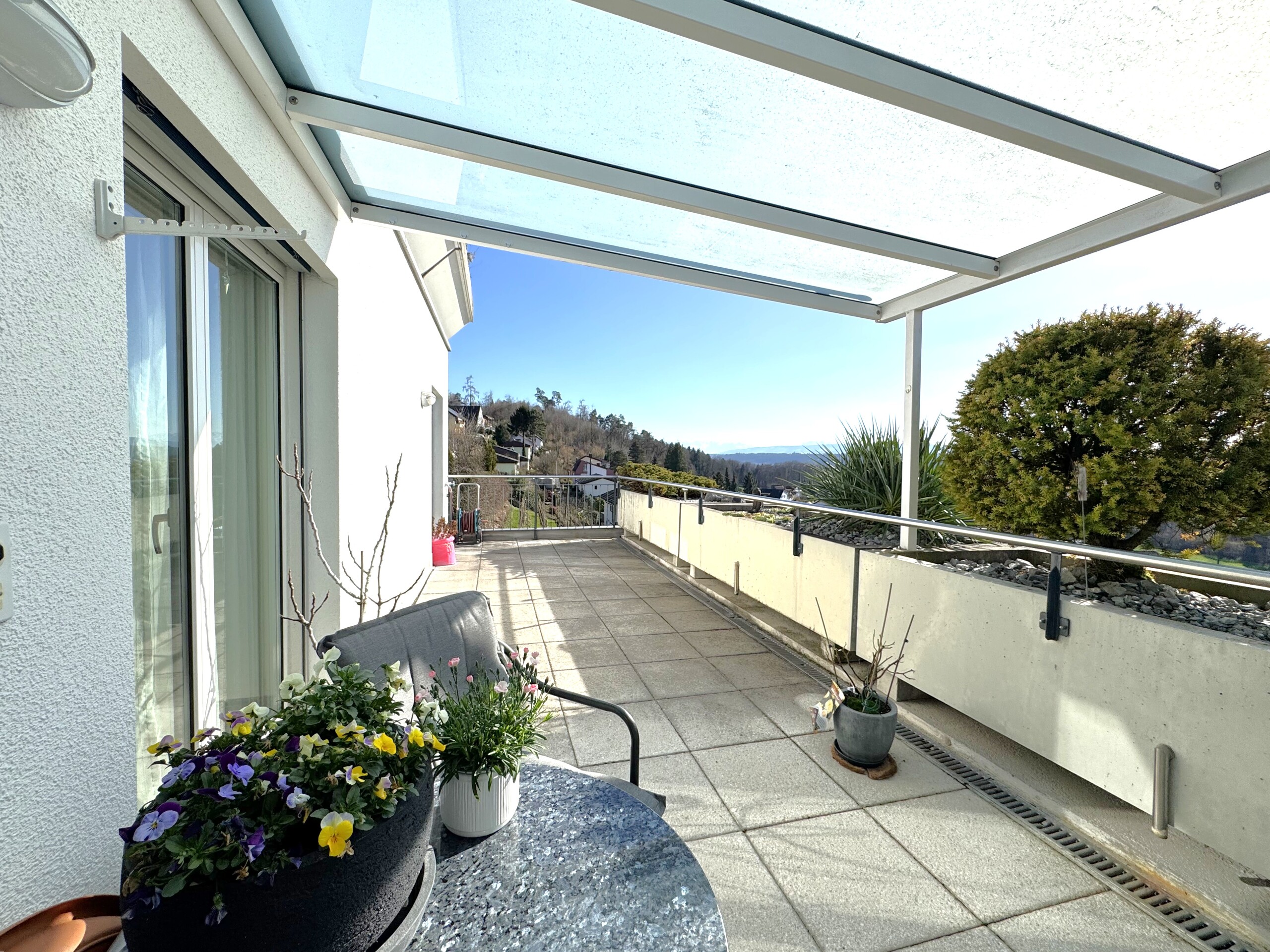 Terrasse mit Überdachung und Blick ins Grüne