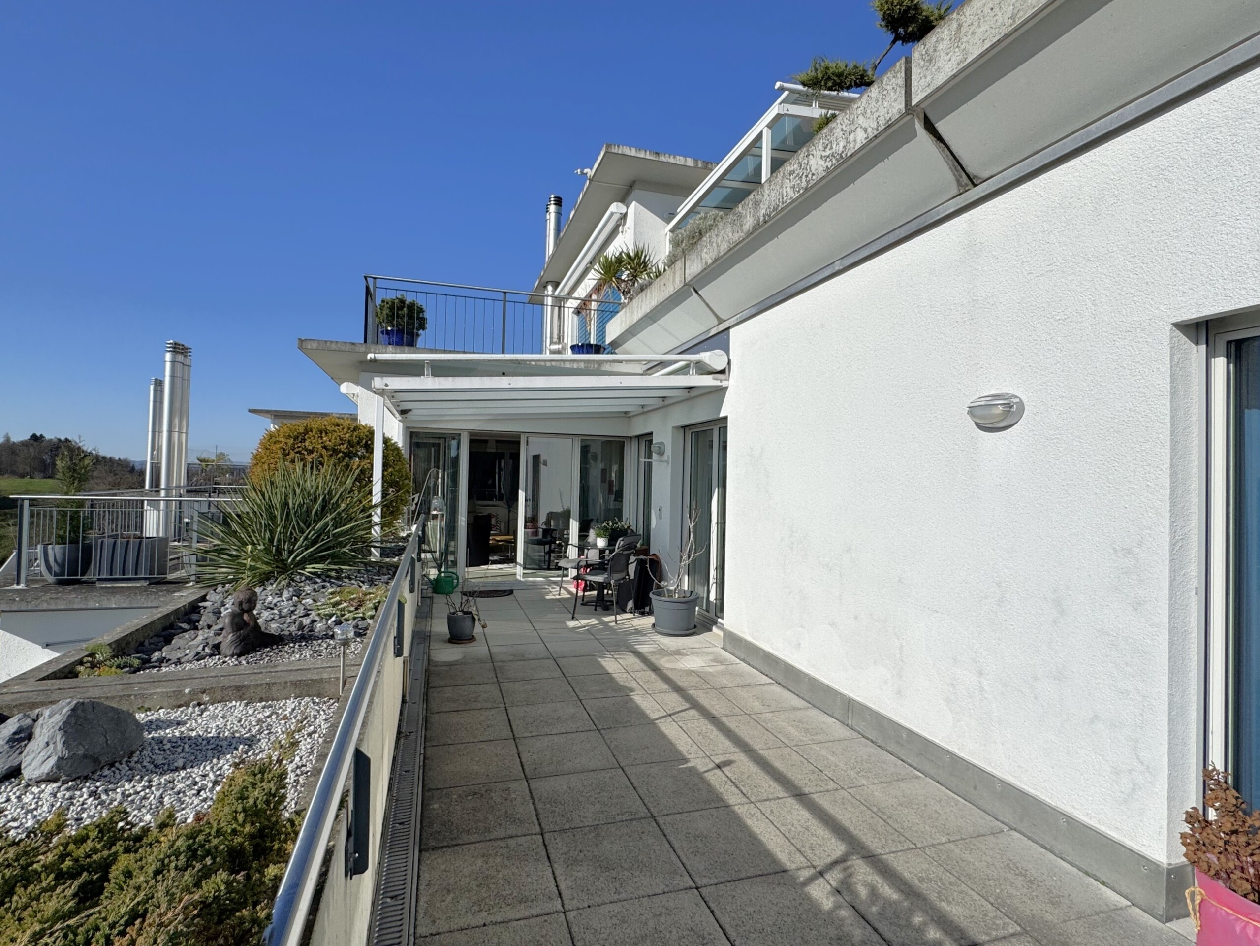 Moderne Dachterrasse mit Blick auf das Gebäude