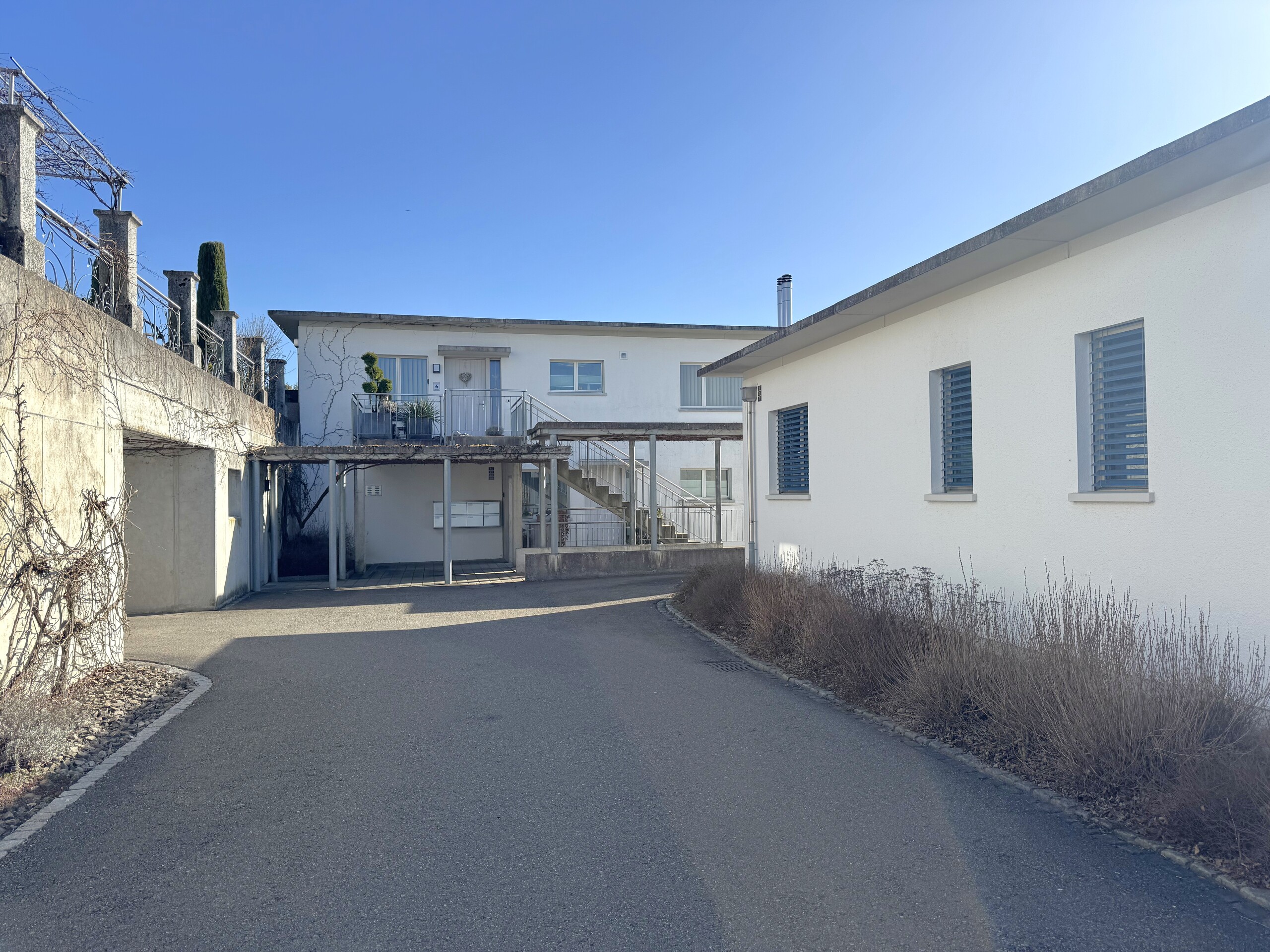 Moderner Wohnkomplex mit Zufahrt