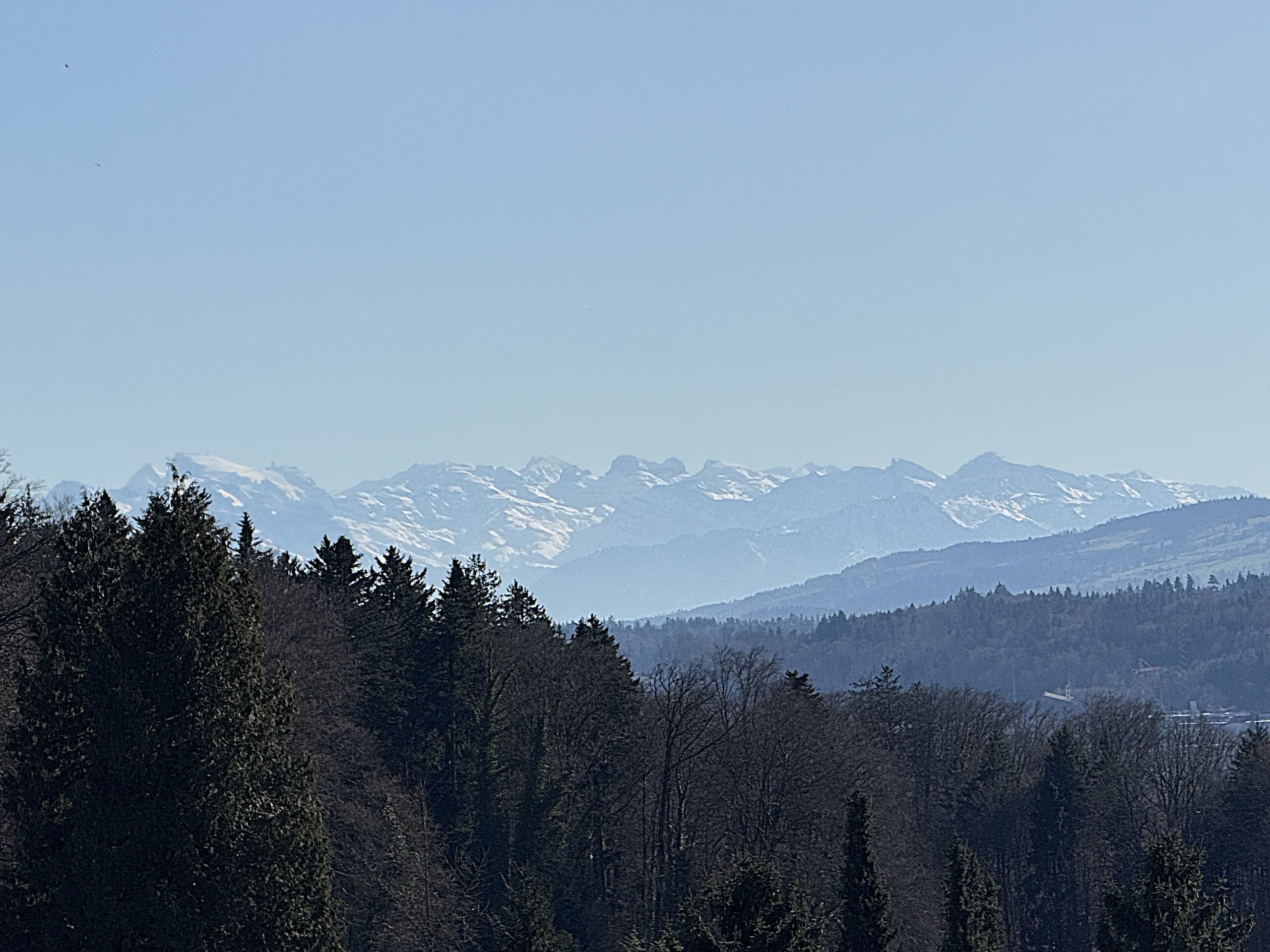 Alpenpanorama mit schneebedeckten Bergen