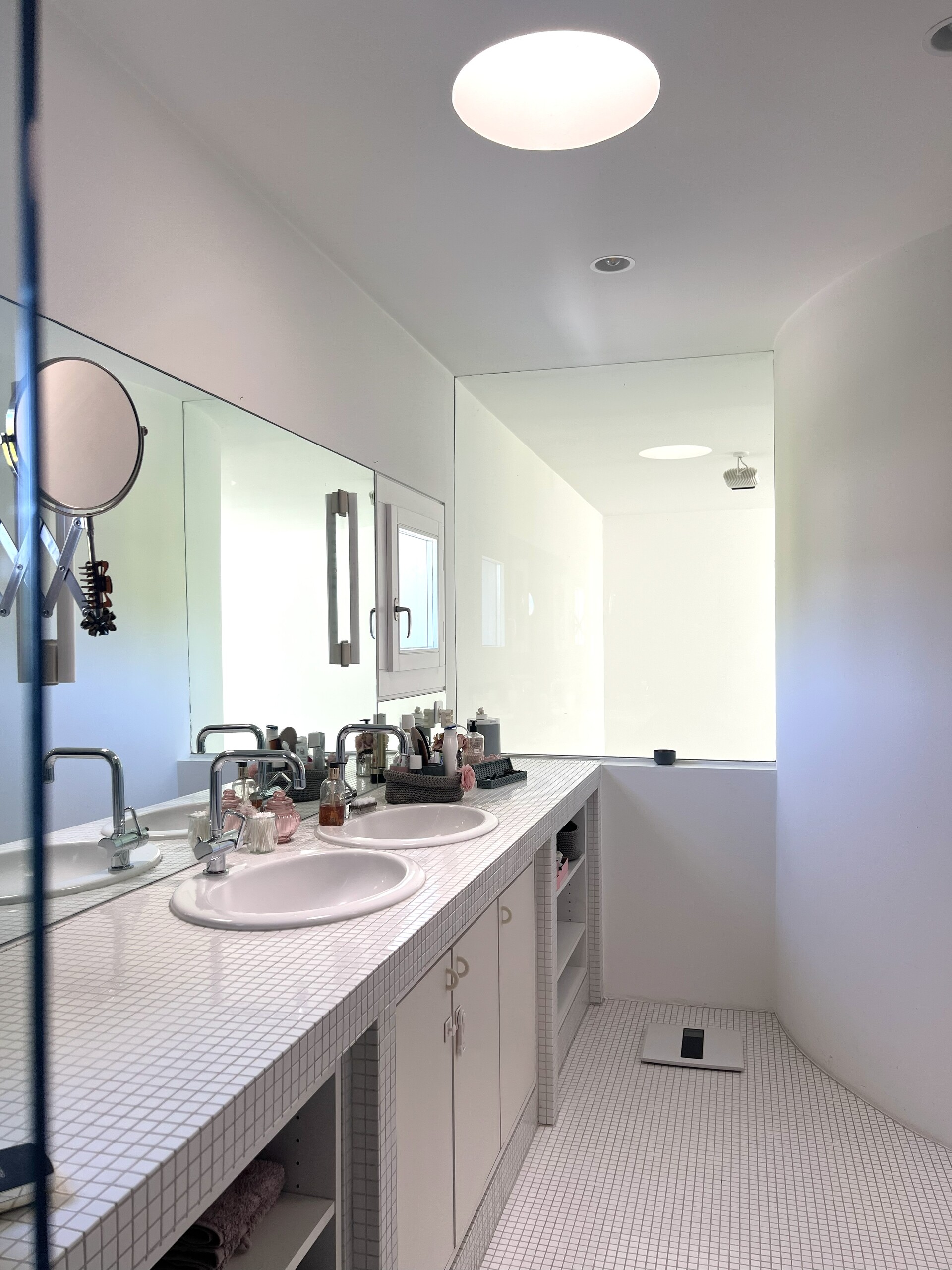 Modernes Badezimmer mit Doppelwaschtisch