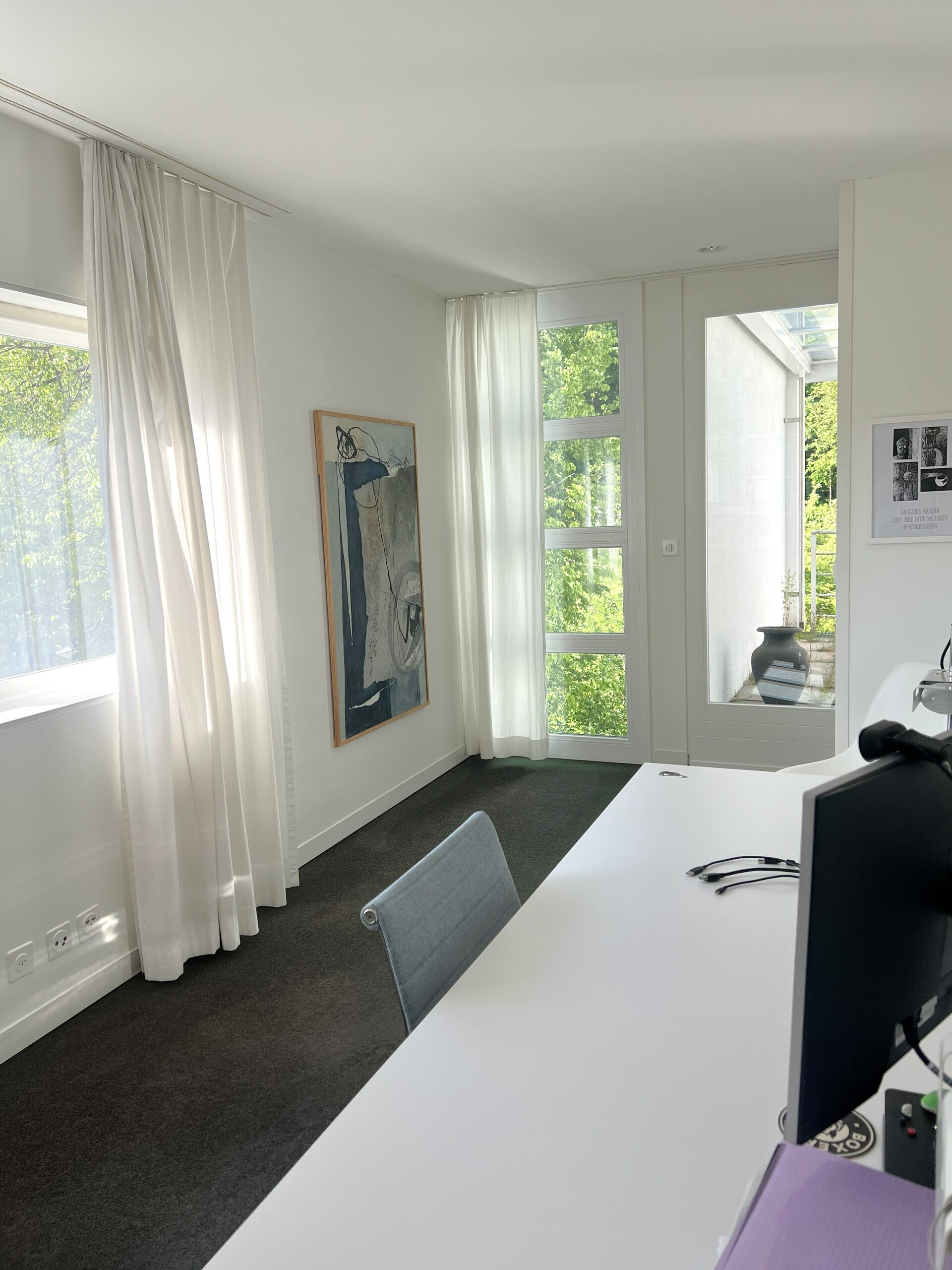 Helles Arbeitszimmer mit großen Fenstern
