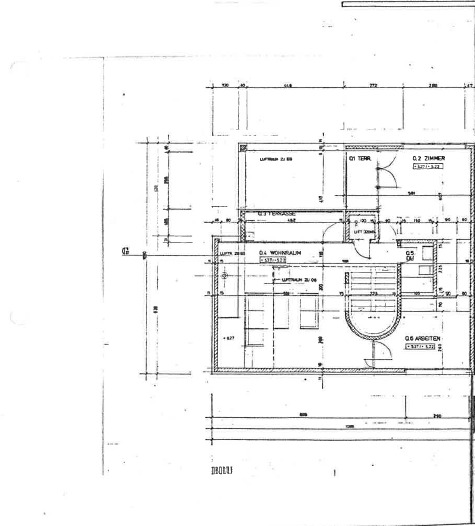 Grundriss mit mehreren Räumen und Terrasse