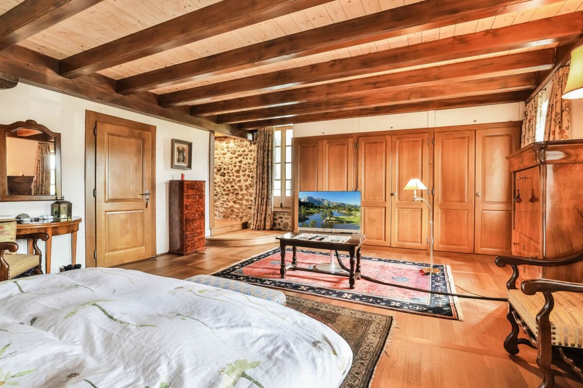 Rustikales Schlafzimmer mit Holzdecke