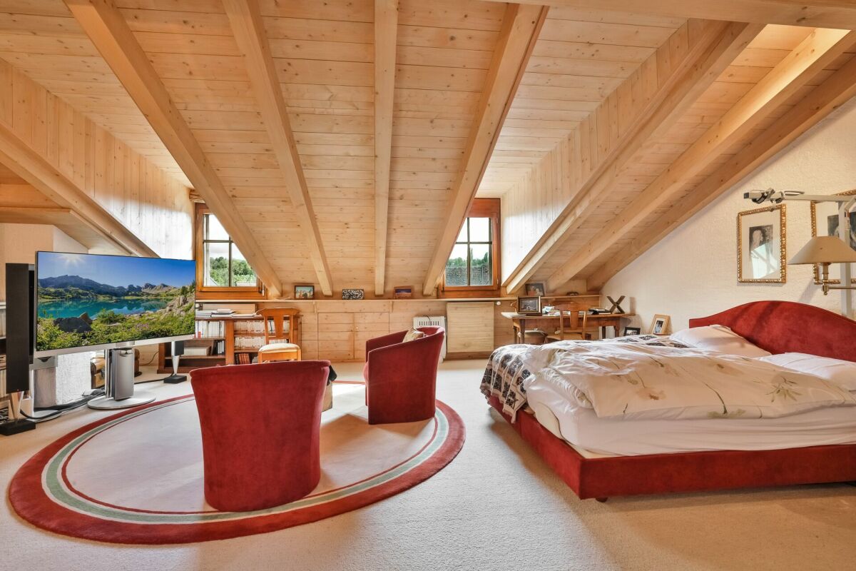 Dachgeschoss-Schlafzimmer mit Holzsichtbalken