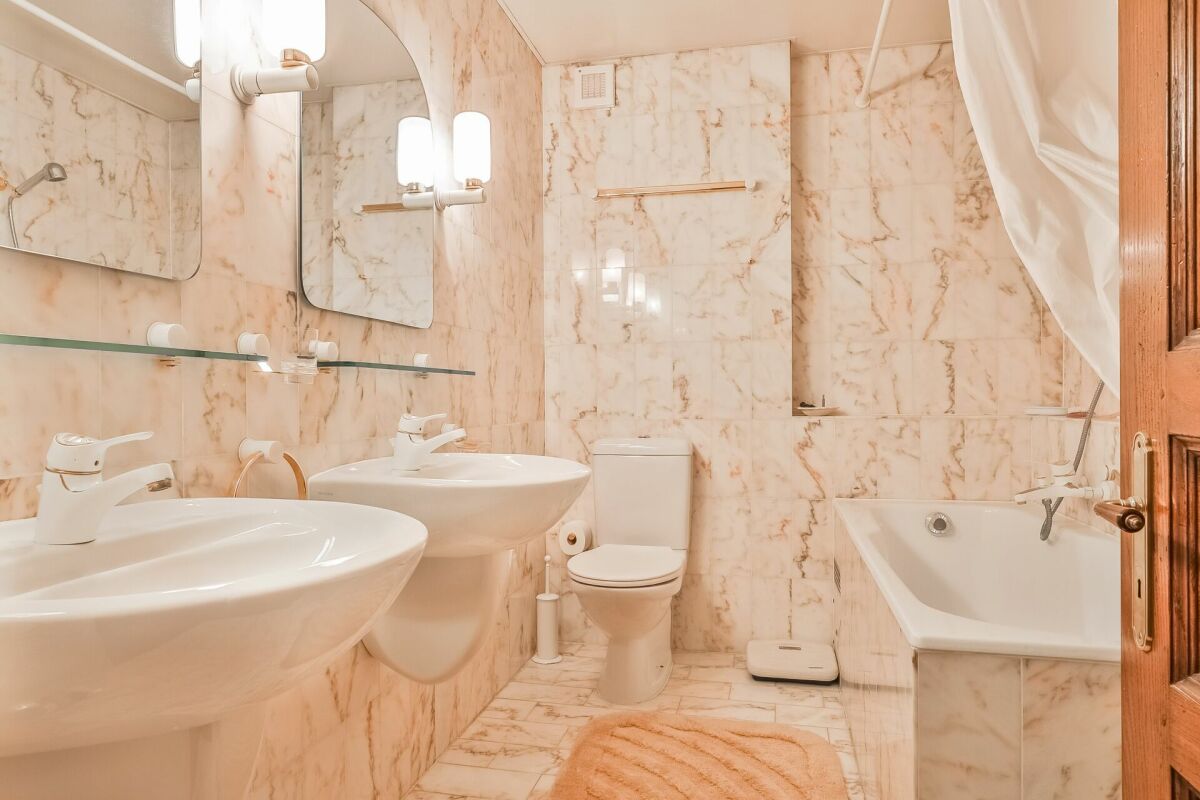 Klassisches Badezimmer mit Doppelwaschbecken und Badewanne