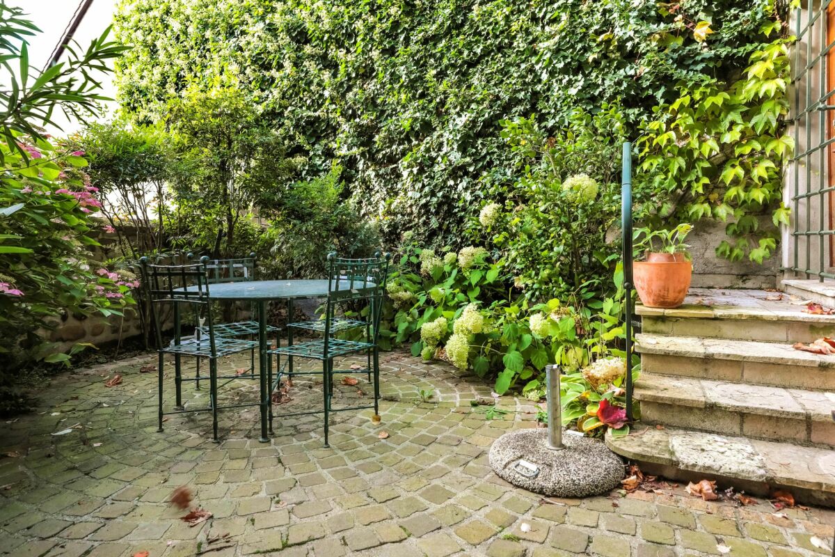 Verdeckter Gartenhof mit Sitzbereich