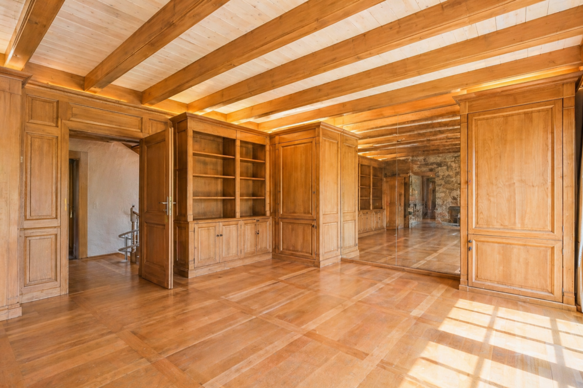 Holzvertäfelter Raum mit Einbauten und Spiegelwand