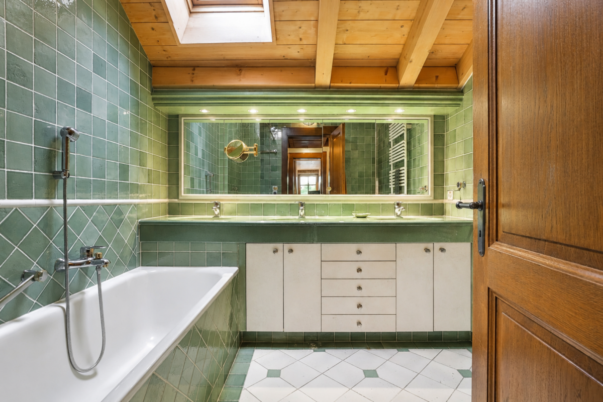 Kleines Badezimmer mit Holzdecke und grünen Fliesen