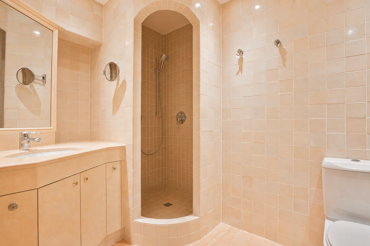 Beiges Badezimmer mit begehbarer Dusche