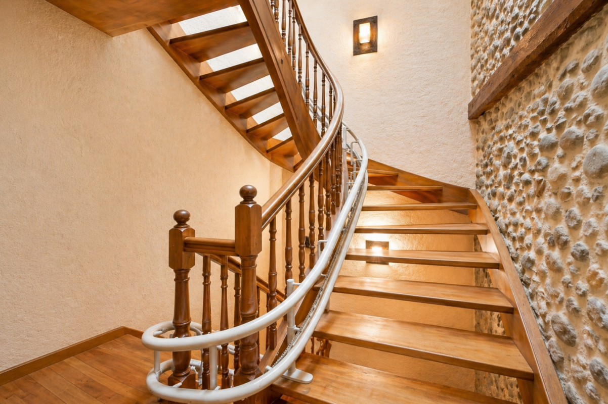 Geschwungene Holztreppe