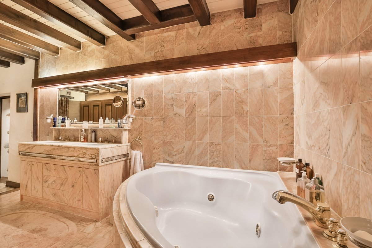 Luxuriöses Badezimmer mit Marmoroptik und Wannenbereich