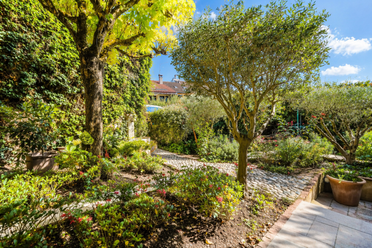 Lushiger Garten mit mediterraner Bepflanzung