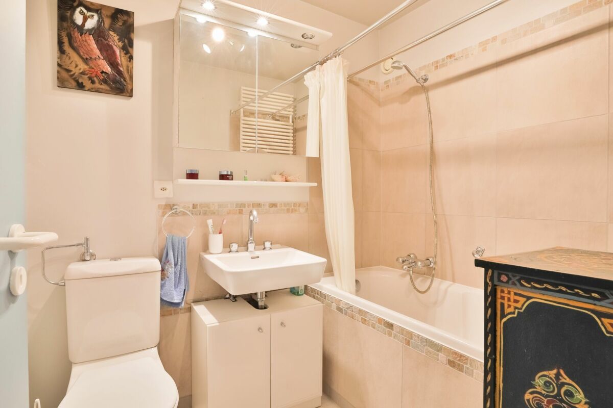 Helles Badezimmer mit Badewanne und Waschbecken