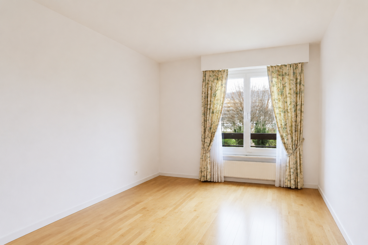 Leeres, helles Zimmer mit Fenster
