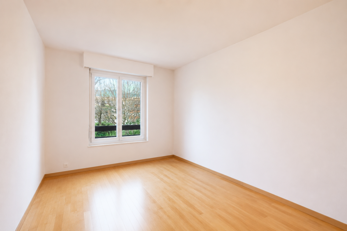 Heller leerer Raum mit Fenster