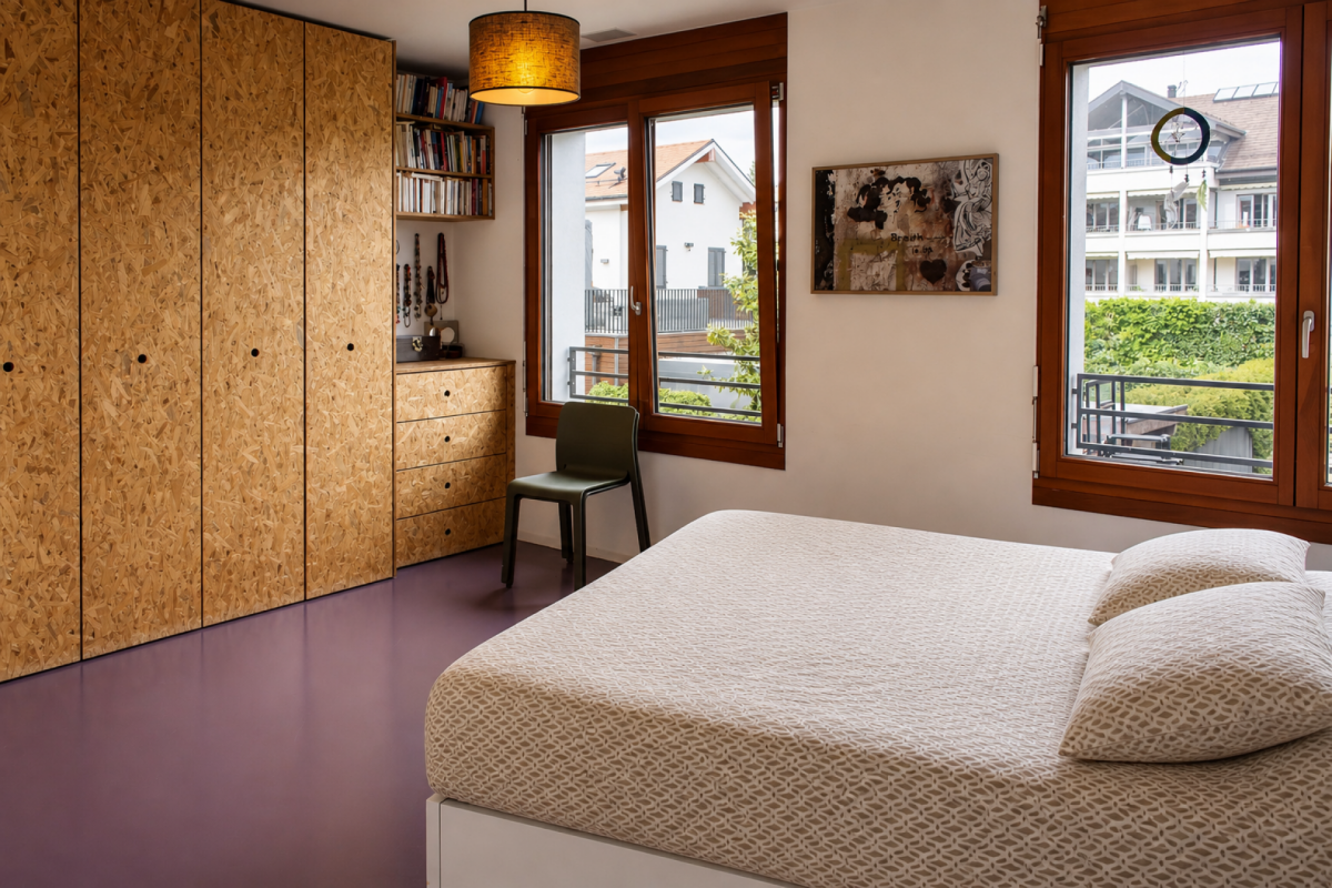 Modernes Schlafzimmer mit Holzschrankwand