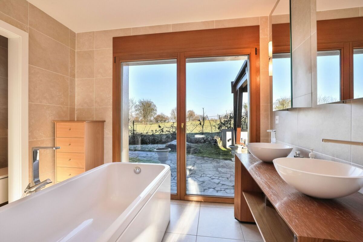 Modernes Badezimmer mit freistehender Badewanne und Doppelwaschtisch