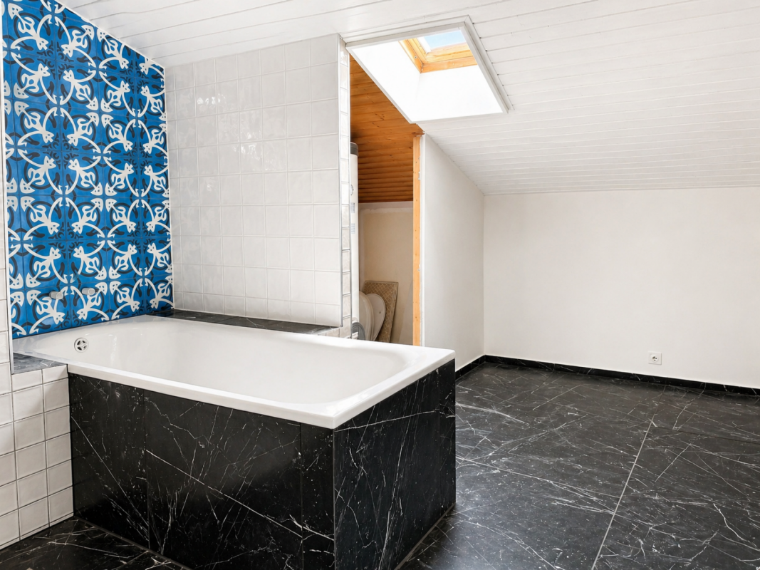 Badezimmer mit Badewanne und Dachfenster