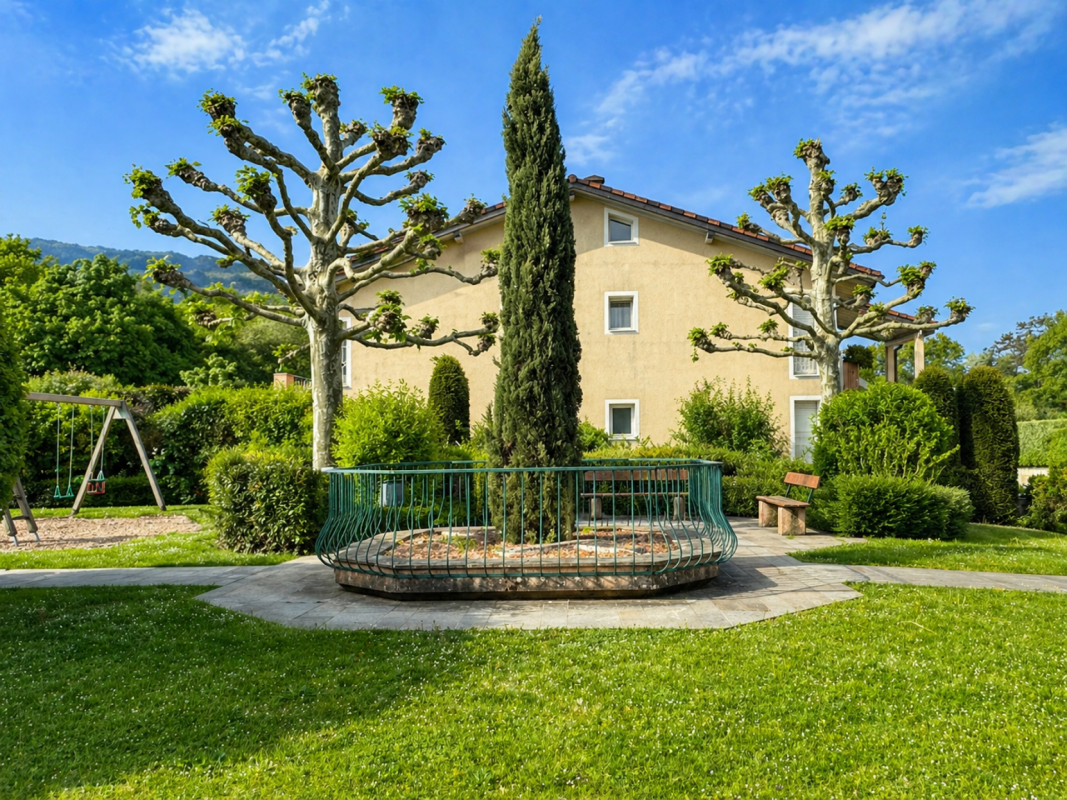 Großer Garten mit Wohnhaus und geschnittenen Bäumen